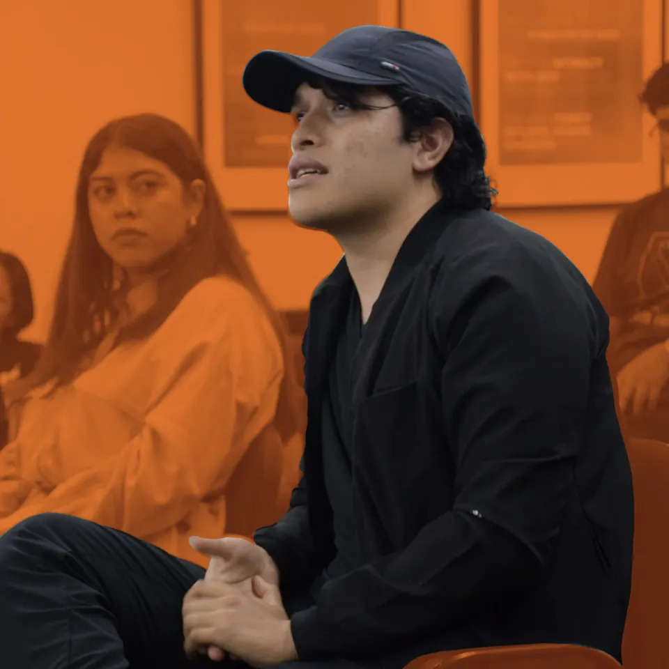 Julián, becario de FLAG, hablando durante una sesión con otros becarios