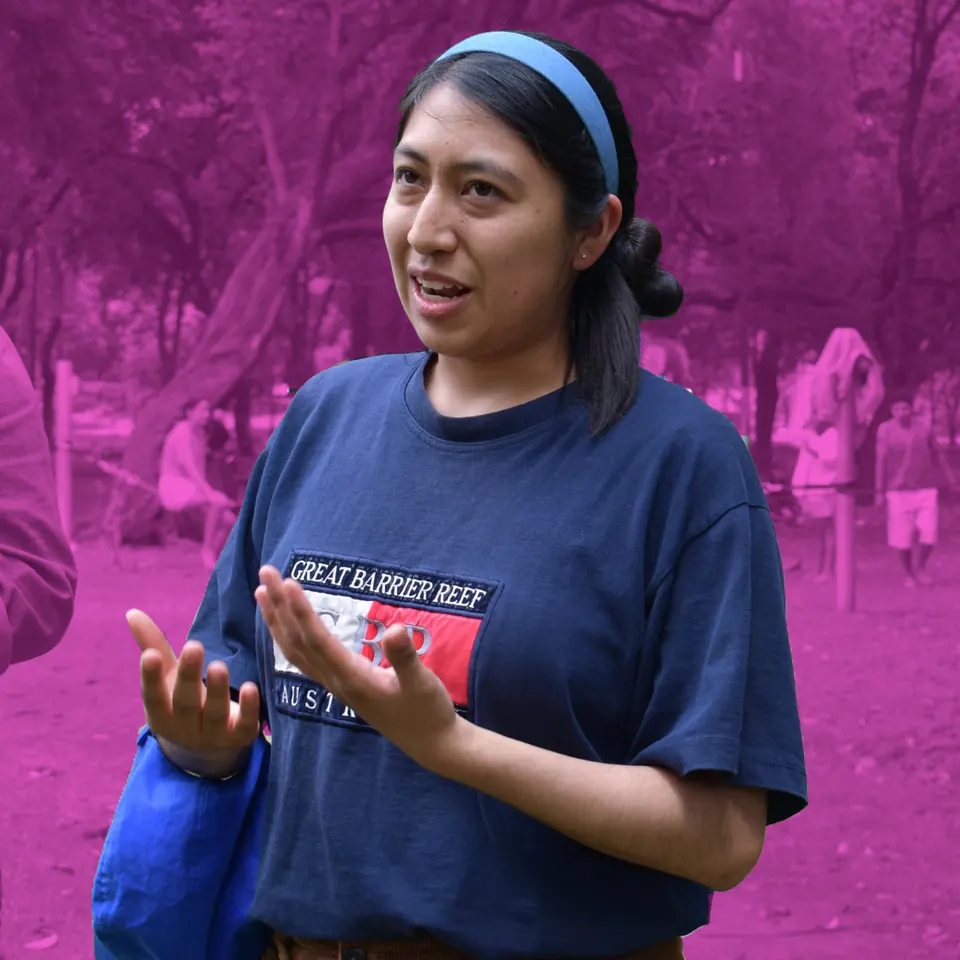 Paola, becaria de FLAG, platicando en un parque